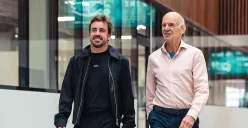 Adrian Newey (kanan) dan pembalap andalan Aston Martin, Fernando Alonso. (Sumber: Instagram @astonmartinf1)