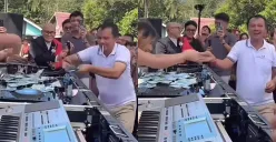Momen anggota DPRD Lampung Utara, Hatami asyik menyawer DJ wanita. (Sumber: Tangkap Layar Instagram/@fakta.indo)