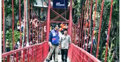Potret Anies Baswedan yang berdiri di atas jembatan 'Titian Persatuan' yang dibangun melalui organisasi Aksi Bersama. (Sumber: X/@aniesbaswedan)