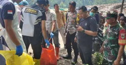 Evakuasi jasad bayi di Serang ke RS Bhayangkara. (Sumber: Dok. Polsek Taktakan)