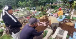 Proses relokasi jenazah yang makamnya rusak diterjang longsor di TPU Batakal, Batutulis, Kota Bogor, Kamis, 15 Mei 2025. (Sumber: Poskota/Sekar Putri Andini)