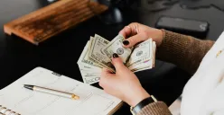 Cara cepat menabung untuk modal usaha. (Sumber: Pexels/Kaboompics.com)