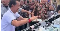Pria yang diduga Anggota DPRD Lampung Utara, Hatami saat sedang menyawer DJ Rere Monique (Sumber: X/@ilhampid)