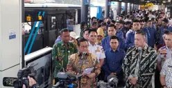 Gubernur Jakarta Pramono Anung dan Wali Kota Tri Adhianto saat meresmikan TransJabodetabek Rute Vida Bekasi - Cawang di Halte Cawang Sentral, Jakarta Timur, Kamis 15 Mei 2025. (Sumber: Poskota/M. Tegar Jihad)