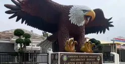 Patung rajawali di Indramayu viral karena terlihat realistis meski dengan biaya yang minim. (Sumber: Instagram/indramayuinfo)