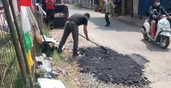 Petugas PUPR Kota Depok memperbaiki kerusakan di Jalan Al Muhajirin, Sawangan, Kamis, 15 Mei 2025. (Sumber: Dok. Dinas PUPR Depok)