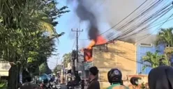 Kebakaran ruko di Jalan Raya Tanah Baru, Beji, Kamis pagi, 15 Mei 2025. (Sumber: Instagram @infodepok)