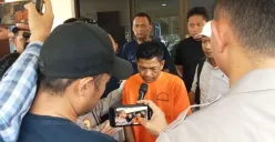 Tersangka pembunuhan di Jl. Ganesa Boulevard, Desa Pasiranji, Kecamatan Cikarang Pusat, Kabupaten Bekasi, Kamis, 15 Mei 2025. (Sumber: Poskota/Nurpini Aulia Rapika)