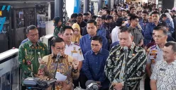Gubernur Jakarta Pramono Anung dan Wali Kota Bekasi Tri Adhianto meresmikan TransJabodetabek Rute Vida Bekasi-Cawang di Halte Sentral Cawang, Jakarta Timur, Kamis, 15 Mei 2025. (Sumber: Poskota/M. Tegar Jihad)