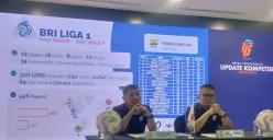 Direktur Operasional PT Liga Indonesia Baru, Asep Saputra (kanan).