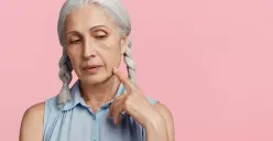 Cara samarkan keriput di kulit wajah. (Sumber: Freepik/wayhomestudio)