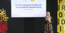 Direktur Utama AdMedika Dian Prambini saat memberikan sambutan pada acara seremoni Go Live Integrasi ProdiaLink pada Aplikasi MyAdMedik@ di Aula Lt. 7 Gedung Grha Prodia Utama, Raden Saleh, Jakarta, pada Rabu, 14 Mei 2025.
