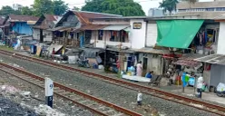 Pemukiman kumuh di Rel Penjompongan, Jakarta Pusat, Jumat 16 Mei 2025. (Sumber: Poskota/M. Tegar jihad)