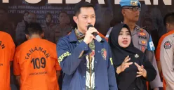 Dirreskrimum Kombes Dian Setiyawan memberikan keterangan pers terkait kasus dugaan premanisme proyek di PT CCE. (Sumber: Dok. Humas Polda Banten)