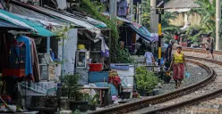 Warga beraktivitas di kawasan padat penduduk di Pejompongan, Jakarta, Jumat, 16 Mei 2025. (Sumber: Poskota/Bilal Nugraha Ginanjar)