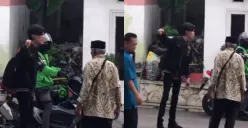 Seorang pemuda nekat membakar karpet masjid dan menusuk warga di Bandung. (Sumber: Tangkap Layar Instagram/@infobdgbaratcimahi)