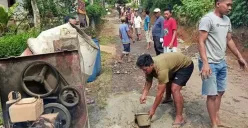 Puluhan warga Kampung Jaha, Desa Kadubelang, Kecamatan Mekarjaya, Kabupaten Pandeglang, saat melakukan perbaikan jalan secara swadaya, Jumat, 16 Mei 2025. (Sumber: Dok. Warga)