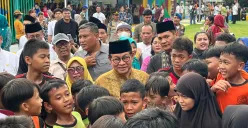 Gubernur Jakarta, Pramono mengunjungi Taman Kalijodo di Tambora, Jakarta Barat, Jumat, 16 Mei 2025. Ia berjanji akan membenahi 55 RW kumuh di wilayahnya. (Sumber: Poskota/Pandi Ramedhan)