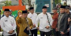 Gubernur Jakarta, Pramono Anung, saat doorstop media, Jumat, 16 Mei 2025. Kepada wartawan, ia mengaku tak mengetahui soal Sekda Jakarta Marullah Matali yang dilaporkan ke KPK karena kasus jual beli jabatan. (Sumber: Poskota/Pandi Ramedhan)