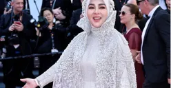 Potret penyanyi Syahrini saat berjalan di red carpet Cannes Film Festival 2025. (Sumber: Instagram/@houseofsyahrini)