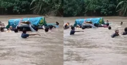 Momen para warga gotong-royong bawa keranda jenazah menyeberangi sungai.