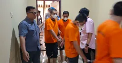 Kapolsek Bojonggede Kompol Fauzan Thohari bersama Kanit Reskrim Iptu Sugeng berhasil menangkap empat pelaku pengedar obat-obatan keras, Jumat, 16 Mei 2025. (Sumber: Poskota/Angga Pahlevi)