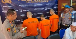 Kapolsek Bojongsari Kompol Fauzan saat menggelar konferensi pers penangkapan tiga pelaku curanmor, Jumat, 16 Mei 2025. (Sumber: Poskota/Angga Pahlevi)