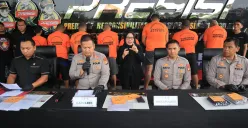 Pelaku penarik paksa mobil mahasiswa dalam gelar perkara di Mapolres Metro Bekasi Kota, Jumat, 16 Mei 2025. (Sumber: Dok. Polres Metro Bekasi Kota)