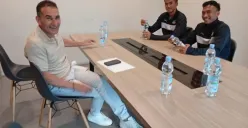 Pelatih Timnas Indonesia U23, Gerald Vanenburg temui dua pemain Persib Bandung, Kakang Rudianto dan Robi Darwis. (Foto: Instagram/@geraldvanenburgofficial)