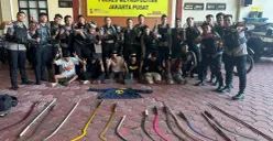 Sat Samapta Polres Metro Jakarta Pusat menangkap enam remaja bersenjata tajam diduga hendak tawuran di Jalan Pal Putih, Kelurahan Kramat, Kecamatan Senen, Jakarta Pusat, Sabtu, 17 Mei 2025. (Sumber: Polres Metro Jakarta Pusat)