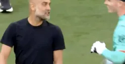Tangkap layar saat Pep Guardiola terlibat cekcok dengan Dean Henderson seusai laga final Piala FA 2025 antara Crystal Palace vs Manchester City.