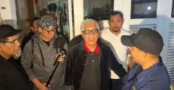 Polda Banten mendatangi kediaman Charlie Chandra di kawasan Kemayoran, Jakarta Pusat, untuk melakukan penahanan, Sabtu, 17 Mei 2025, malam WIB. (Sumber: Poskota/Pandi Ramedhan)