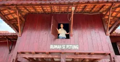 Pengunjung berada di Rumah Si Pitung yang berlokasi di Jalan Kampung Marunda Pulo 2 RT 02 RW 07, Cilincing, Jakarta Utara, (Sumber: Poskota/Pandi Ramedhan)