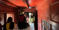 Sejumlah pengunjung berada dalam Rumah Si Pitung di Jalan Kampung Marunda Pulo 2 RT 02 RW 07, Cilincing, Jakarta Utara, Sabtu, 17 Mei 2025. (Sumber: Poskota/Pandi Ramedhan)