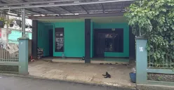 Rumah ustaz gadungan cabul, M, 61 tahun, di Kelurahan Jatimurni, Kecamatan Pondok Melati, Kota Bekasi, tampak sepi pada Sabtu, 17 Mei 2025. Pendopo tempat pencabulan berada persis dibelakang rumah ini. (Sumber: Poskota/Nurpini Aulia Rapika)
