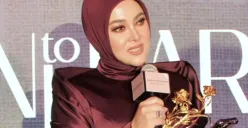Syahrini menerima penghargaan di Festival Film Cannes 2025. (Sumber: Instagram/@princessyahrini)