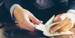 Tips lolos pengajuan KUR meski masih punya pinjaman online. (Sumber: Freepik)