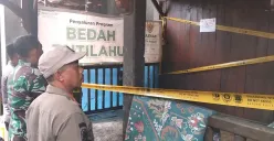 TKP kasus pencabulan bermodus spiritual di Pondok Melati, Kota Bekasi, disegel aparat. (Sumber: Poskota/Nurpini Aulia Rapika)