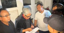 Polda Banten mendatangi kediaman Charlie Chandra di kawasan Kemayoran, Jakarta Pusat, untuk melakukan penahanan, Sabtu, 17 Mei 2025, malam. (Sumber: Poskota/Pandi Ramedhan)