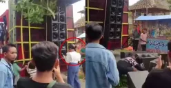 Detik-detik sound Horeg roboh menimpa penonton di Bondowoso, Jawa Timur viral di medsos hingga menuai komentar netizen. (Sumber: Tangkap layar Instagram/@medsoszone)