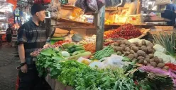 Salah seorang pedagang sayur mayur di Pasar Badak Pandeglang, saat menata barang dagangannya. (Sumber: Poskota/Samsul Fatoni)