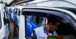 Angkutan Mikrotrans JakLingko ketika mangkal di terminal dan melintas di Kampung Melayu, Jakarta Timur, Minggu, 18 Mei 2025. (Sumber: Poskota/Bilal Nugraha Ginanjar)