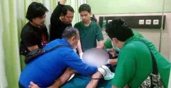 Kakek Suroso mendapatkan pertolongan medis dari petugas Damkar setelah alat vitalnya terjepit paralon.