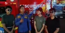 Petugas Pemadam Kota Bogor bersama Tiga Pemuda yang Kehabisan Uang untuk Pulang saat Lari Malam pada Sabtu, 17 Mei 2025. (Sumber: Damkar Bogor)