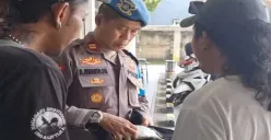 Polisi mengamankan obat keras dari tangan seorang jukir liar bersama kedua orang lainnya dalam Operasi Berantas Jaya 2015 di Cinere, Kota Depok. (Sumber: Humas Polsek Cinere)