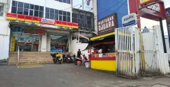 Minimarket di Jalan KH Mas Mansyur, Tanah Abang, Jakarta Pusat yang jadi lokasi perampokan, Kamis, 15 Mei 2025. (Sumber: Poskota/Ali Mansur)