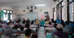 Didamping para orang tua, Kapolsek Cimanggis Kompol Jupriono memberikan penyuluhan dan pembinaan terhadap anak SD terlibat tawuran di Cilangkap, Kota Depok. (Sumber: Polsek Cimanggis)