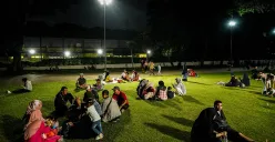 Ilustrasi, sejumlah warga menikmati sejumlah fasilitas yang ada di Taman Lapangan Banteng, Jakarta, Minggu, 18 Mei 2025 (malam). (Sumber: Poskota/Bilal Nugraha Ginanjar)