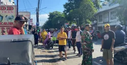 Sejumlah warga berkerumun di TKP tukang becak ditemukan meninggal dunia di Jalan Otista, Kecamatan Karawaci, Kota Tangerang, Minggu, 18 Mei 2025. (Sumber: Poskota/Primayanti Juli Kumala Manalu)