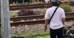 KA Malioboro Express tabrak 7 kendaraan di perlintasan Kelurahan Mangge, Magetan. 4 orang tewas, 3 luka. Diduga palang pintu terbuka saat kereta belum sepenuhnya lewat. (Sumber: Capture Instagram @arpah_prizensa)